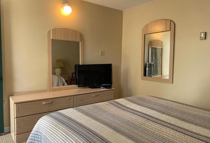 סוויטה משפחתית, Green Acre Motel