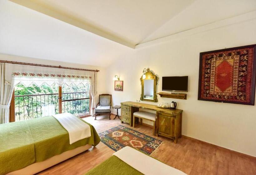 חדר סטנדרט לשלושה עם נוף לגינה, Pyramid Boutique