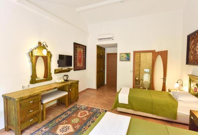 غرفة قياسية ثلاثية مطلة علي الحديقة, Pyramid Boutique