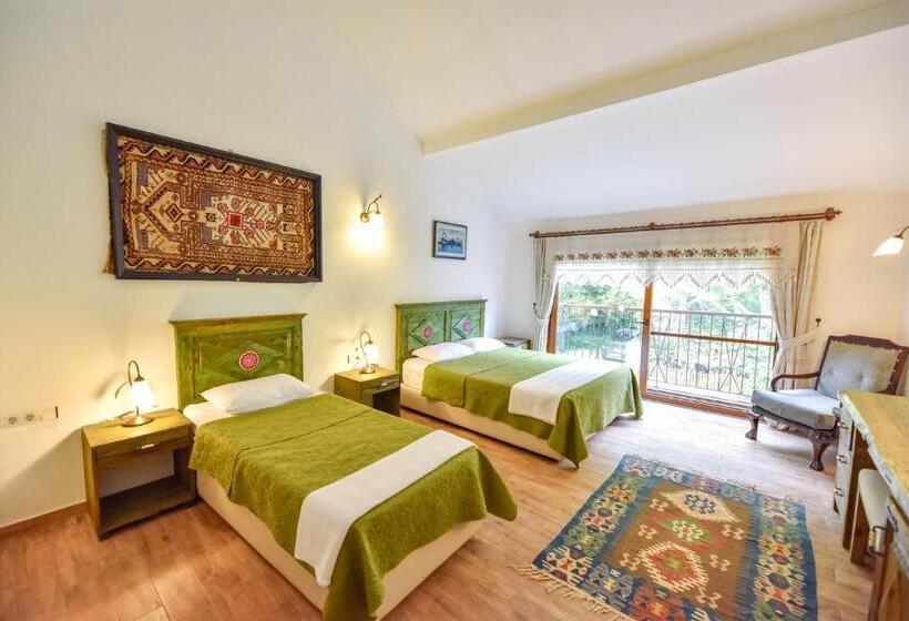 غرفة قياسية ثلاثية مطلة علي الحديقة, Pyramid Boutique