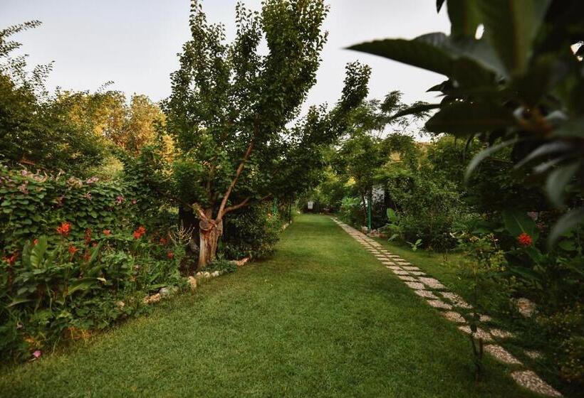 غرفة قياسية ثلاثية مطلة علي الحديقة, Pyramid Boutique