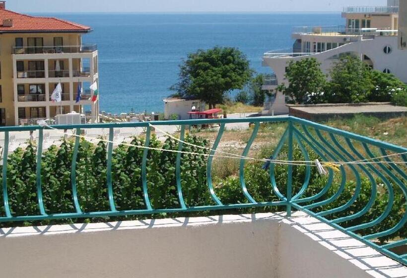 バルコニー付きスタンダードトリプルルーム, Sani Family