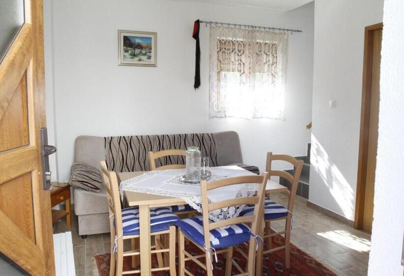 חדר סטנדרט לשלושה, House Drakulić