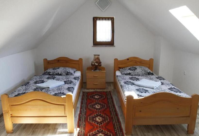 חדר סטנדרט לשלושה, House Drakulić