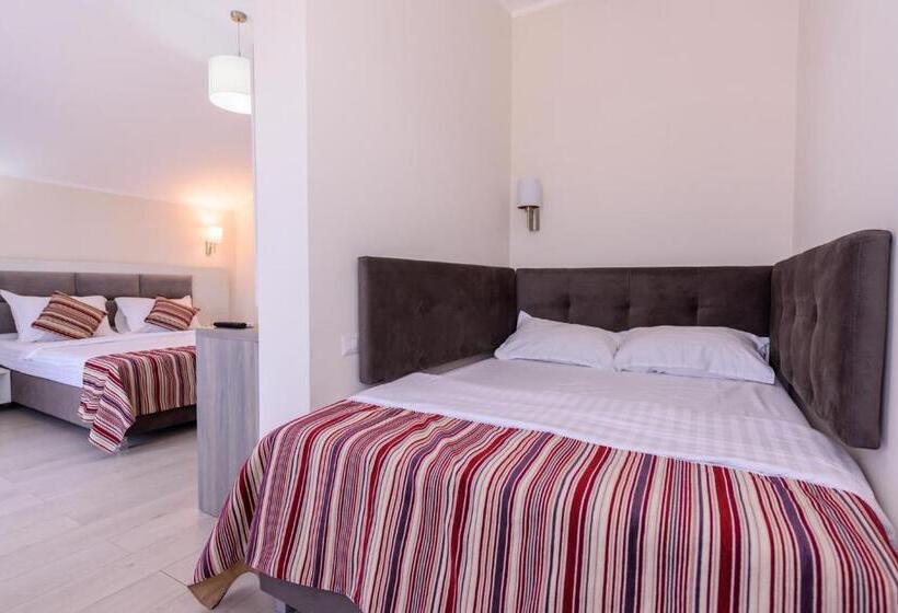 חדר סטנדרט לשלושה עם מרפסת, Vila Iulia