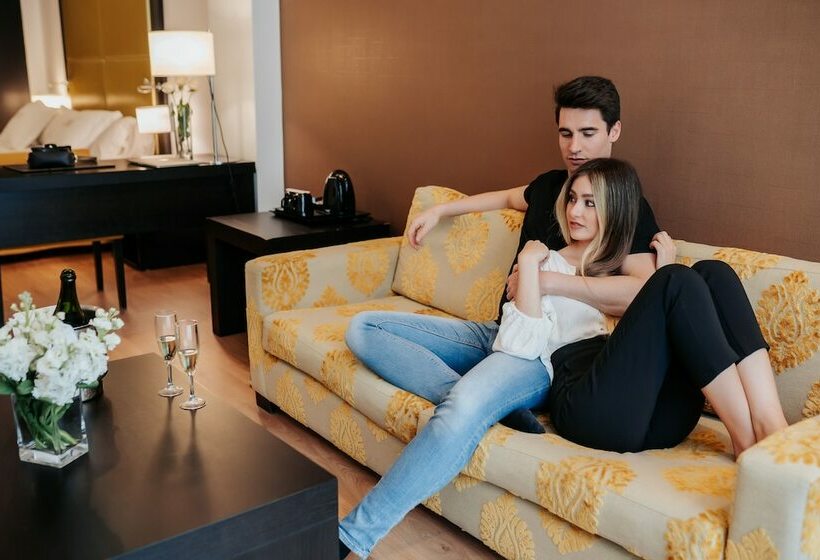 جناح جونيور, Gran Hotel Don Manuel