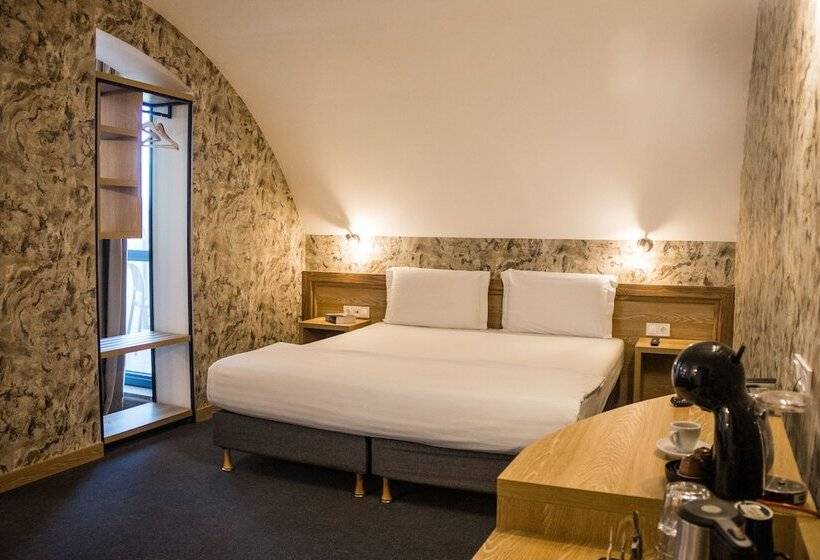 جناح جونيور, Budapest