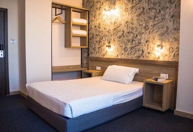 جناح جونيور, Budapest