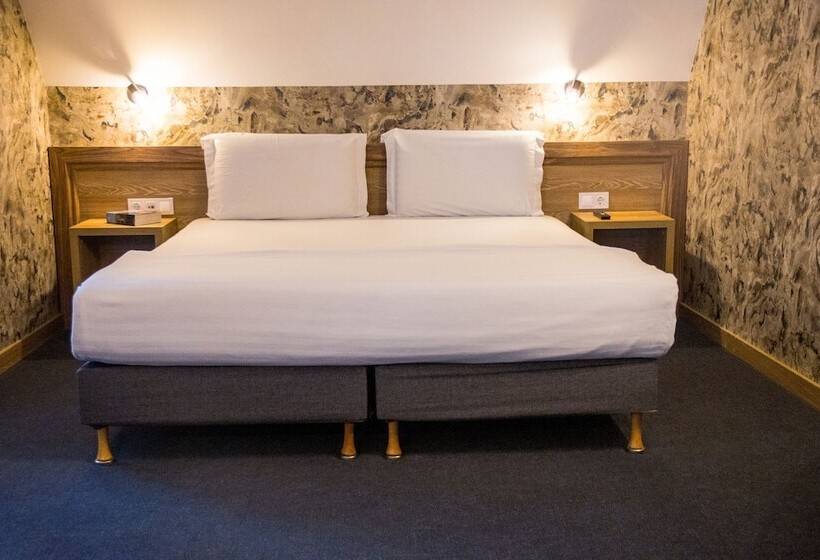 جناح جونيور, Budapest