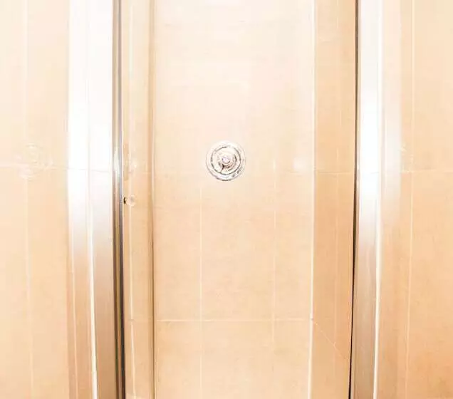 Camera Standard, Isaacs Hostel