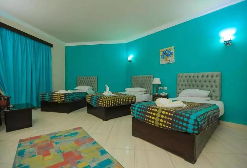 اتاق استاندارد سه تخته با چشمانداز استخر, La Sirena Hotel & Resort Families Only