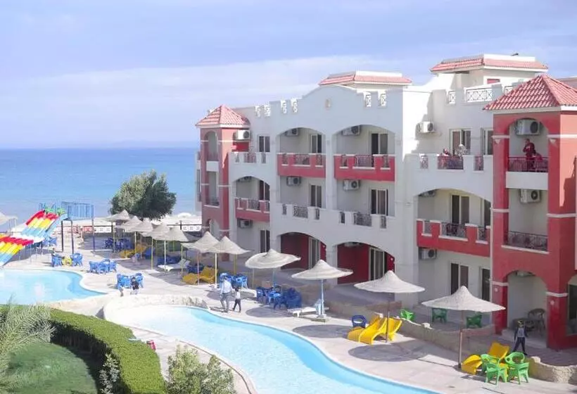 اتاق استاندارد سه تخته با چشمانداز استخر, La Sirena Hotel & Resort Families Only