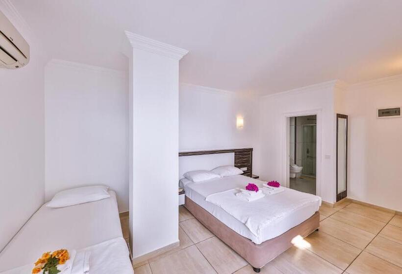 Pokój Trzyosobowy Standard Widok Boczny Morze, Belinda