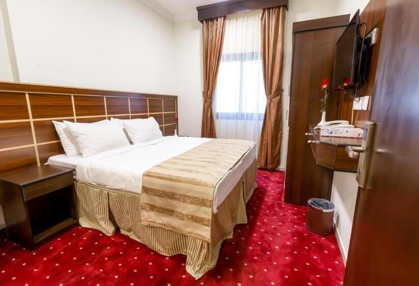 Номер Deluxe, Yasmin Al Majd