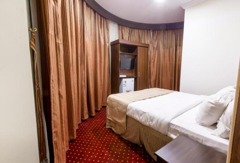 Номер Deluxe, Yasmin Al Majd