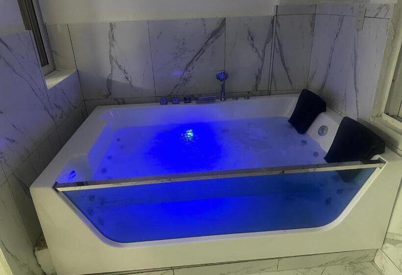استودیو استاندارد با بالکن, Plaza Europa