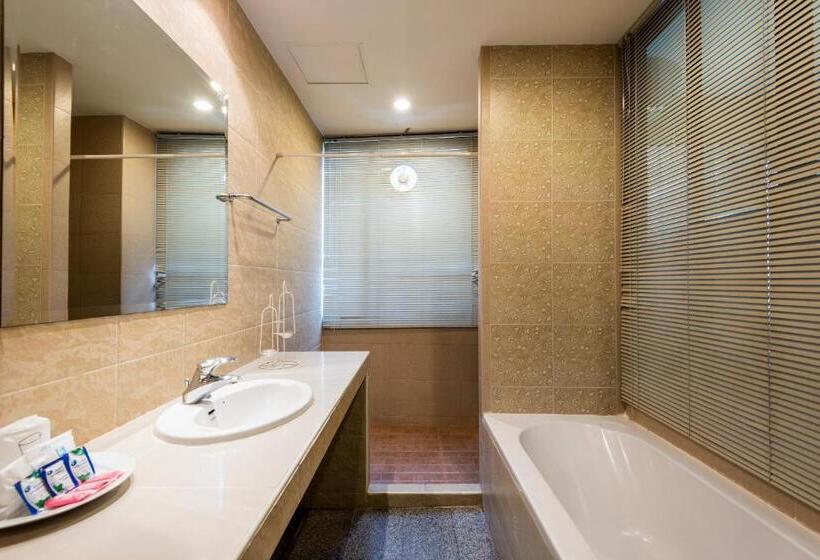 اتاق لوکس سه تخته, The Best Bangkok House