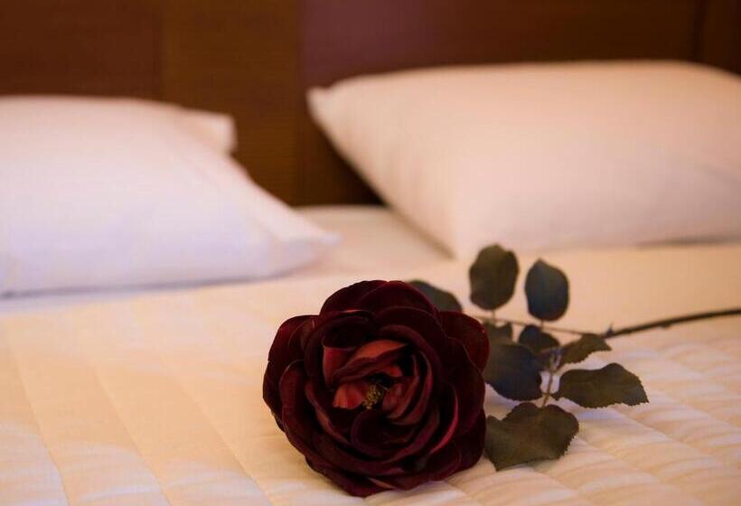 带景观的三人标准房间, Dellas Boutique