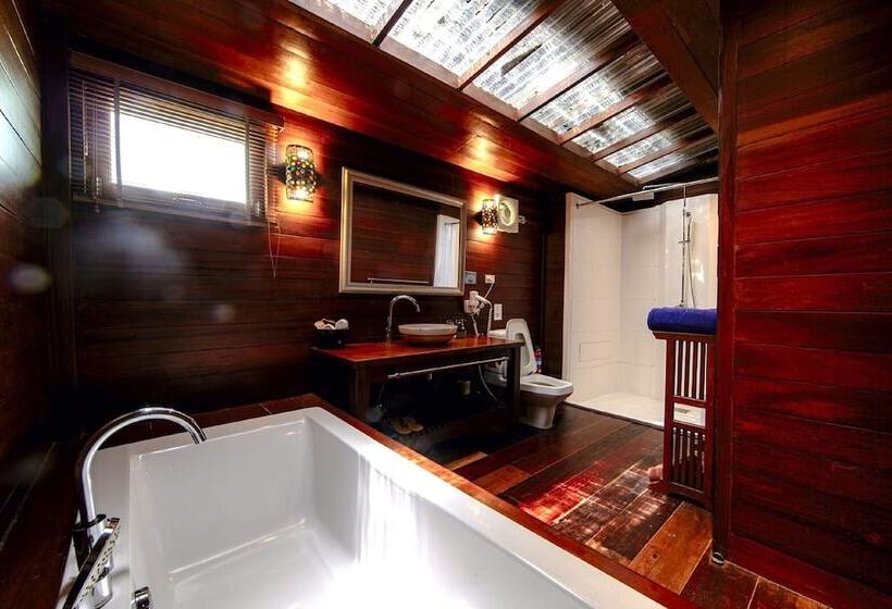 اتاق لوکس با چشم‌انداز دریا, Gajapuri Resort Koh Chang