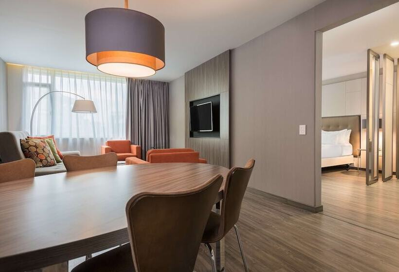 جناح, NH Collection Medellin Royal