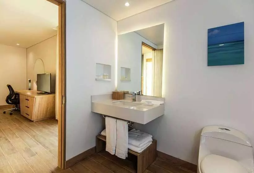 Standard-studio, The Hilton Club   New York