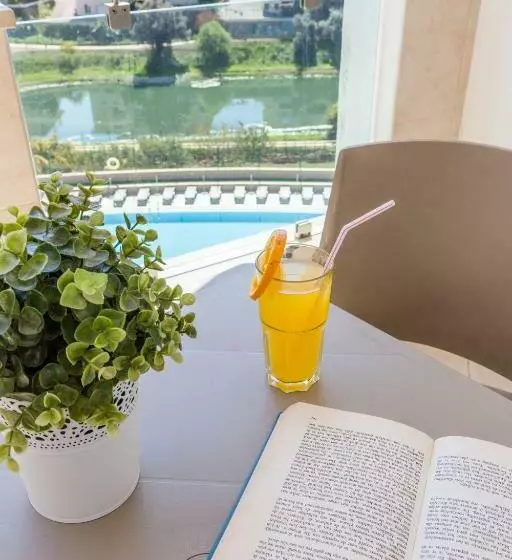 آپارتمان 1 خوابه با چشم‌انداز استخر, The Navigator Solaqua