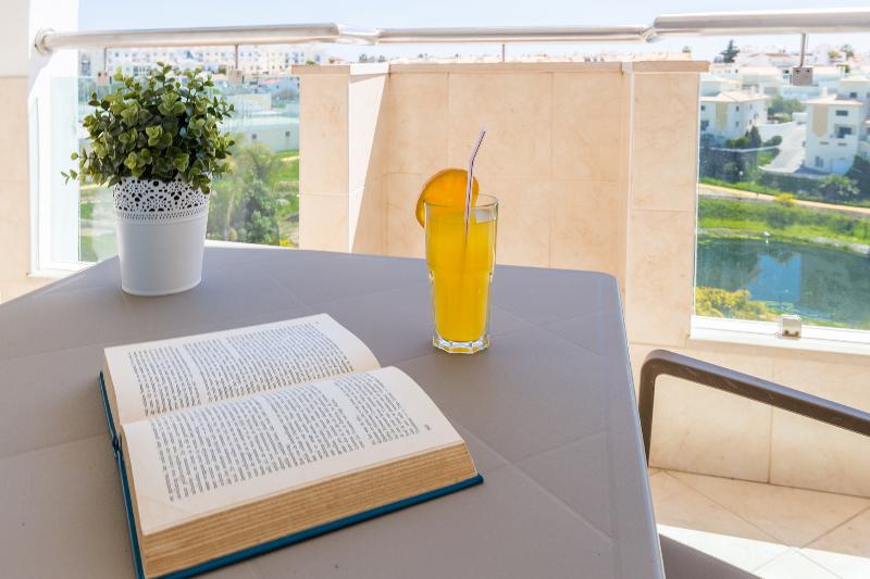 스탠다드 스튜디오 풀장 전망, The Navigator Solaqua