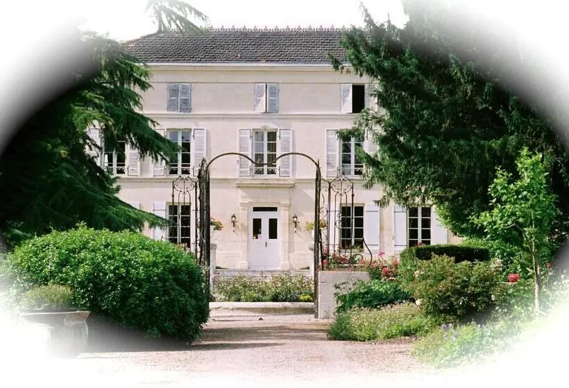 Camera Standard, Chateau De Mesnac