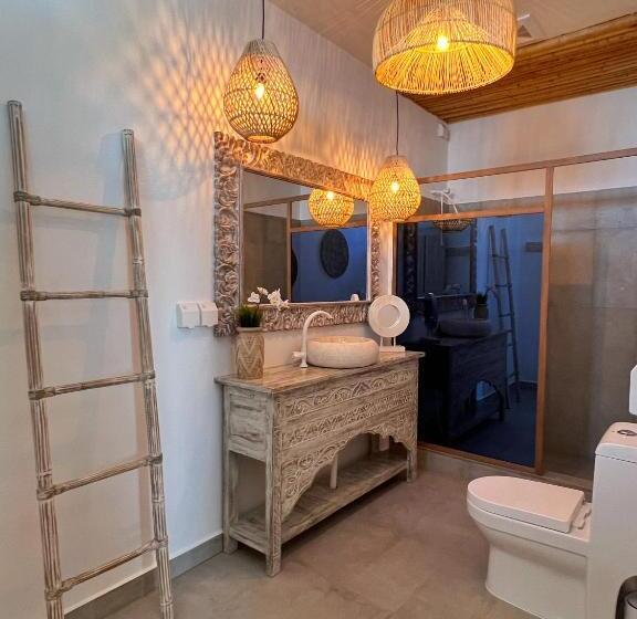 اتاق لوکس با چشمانداز دریا, Met House