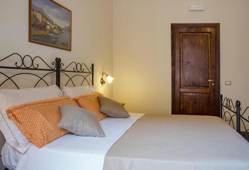 غرفة قياسية ثلاثية مزودة بشرفة, B&b Palazzo Tornabene