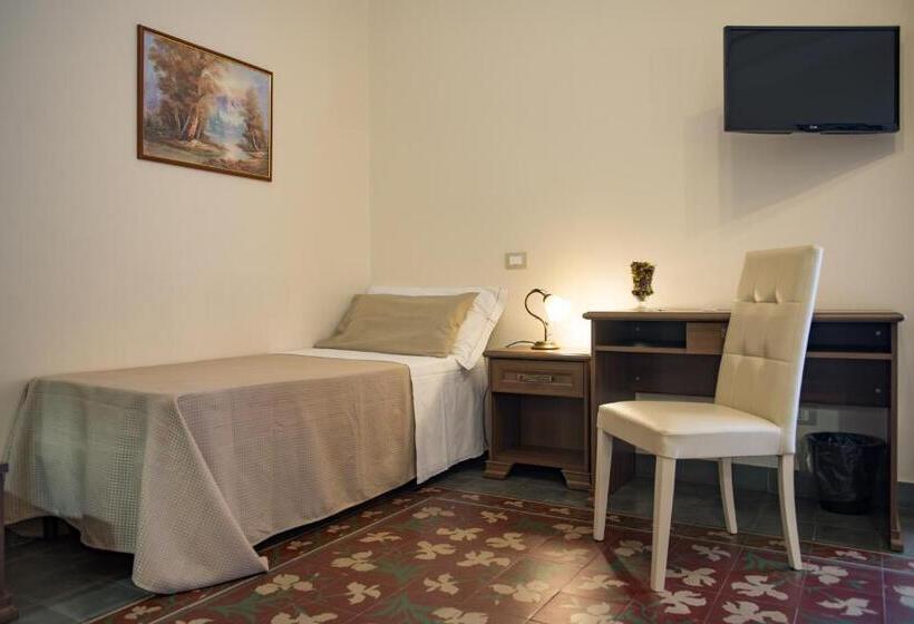 غرفة قياسية ثلاثية مزودة بشرفة, B&b Palazzo Tornabene