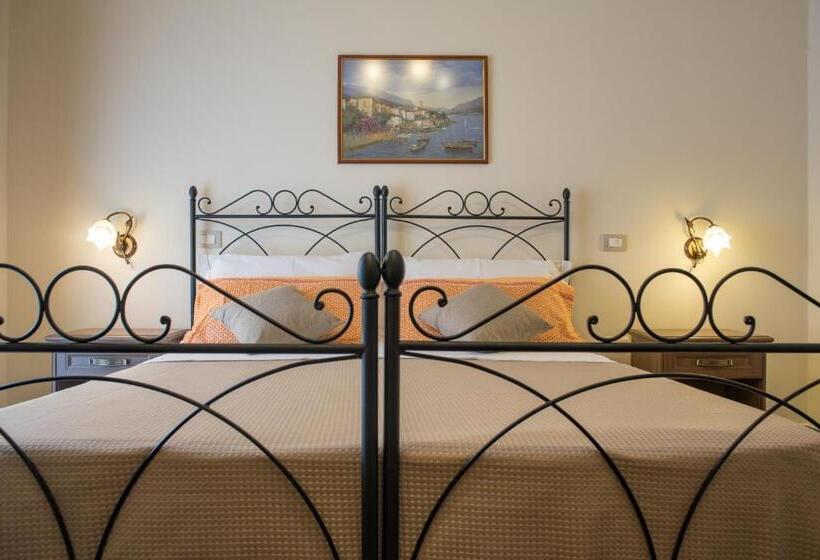 غرفة قياسية ثلاثية مزودة بشرفة, B&b Palazzo Tornabene