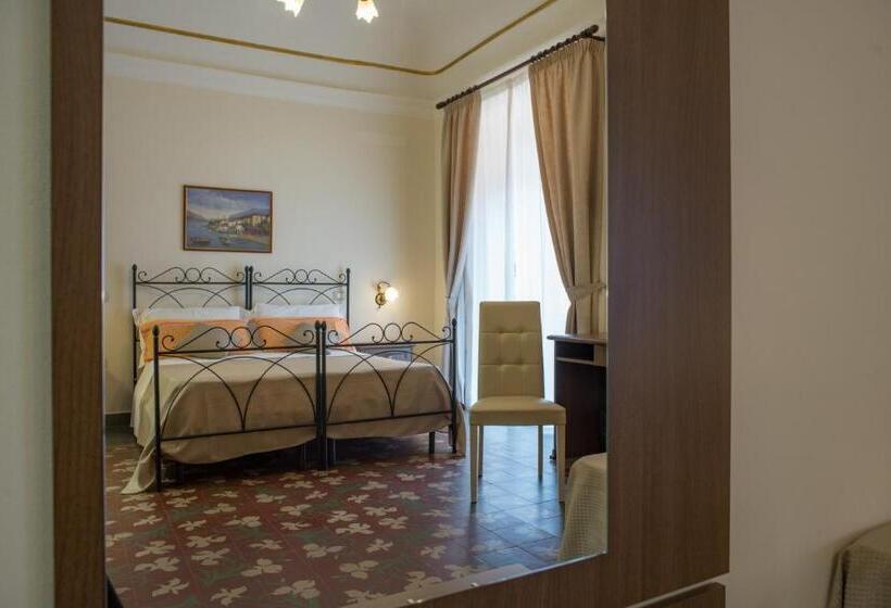 غرفة قياسية ثلاثية مزودة بشرفة, B&b Palazzo Tornabene