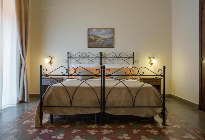 غرفة قياسية ثلاثية مزودة بشرفة, B&b Palazzo Tornabene