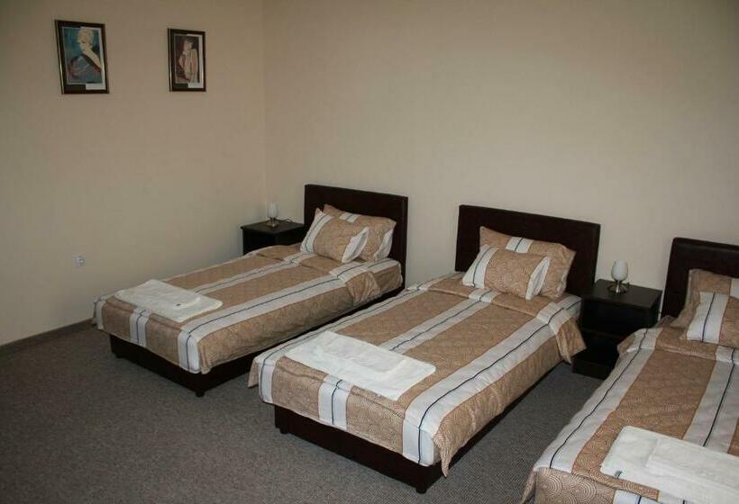 اتاق کلاسیک سه تخته, Feniks Požarevac