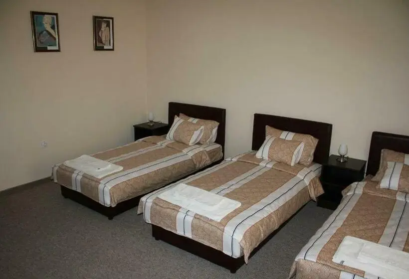 اتاق کلاسیک سه تخته, Feniks Požarevac