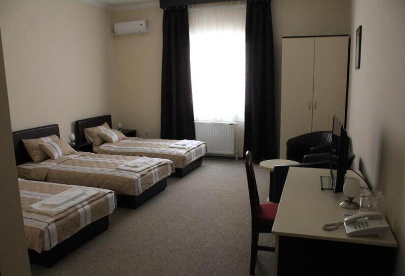 اتاق کلاسیک سه تخته, Feniks Požarevac