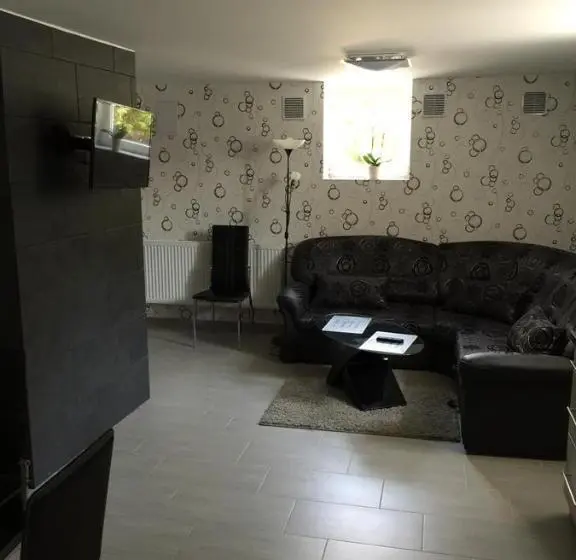 آپارتمان 2 خوابه, Varkerulet Apartman