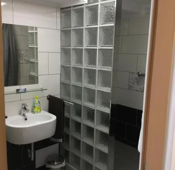 آپارتمان 2 خوابه, Varkerulet Apartman