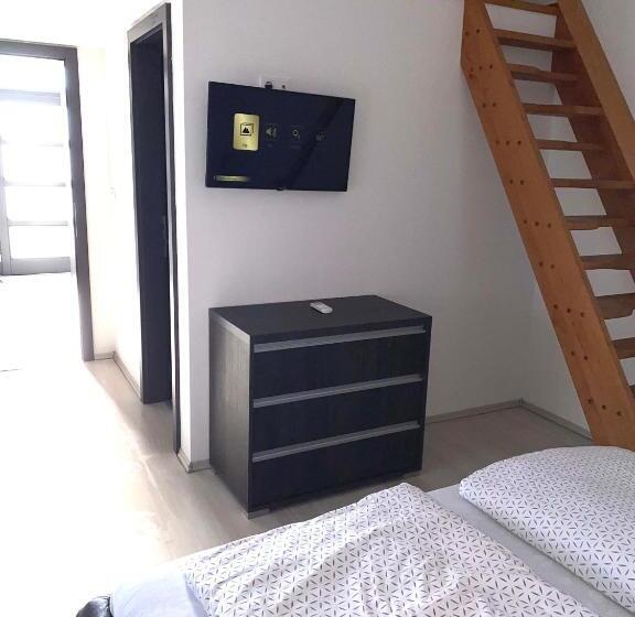 Апартаменты 1 Спальня, Varkerulet Apartman