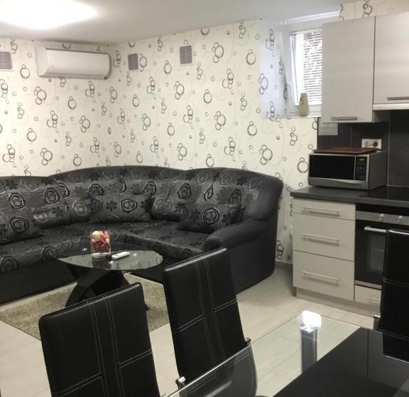 آپارتمان 2 خوابه, Varkerulet Apartman