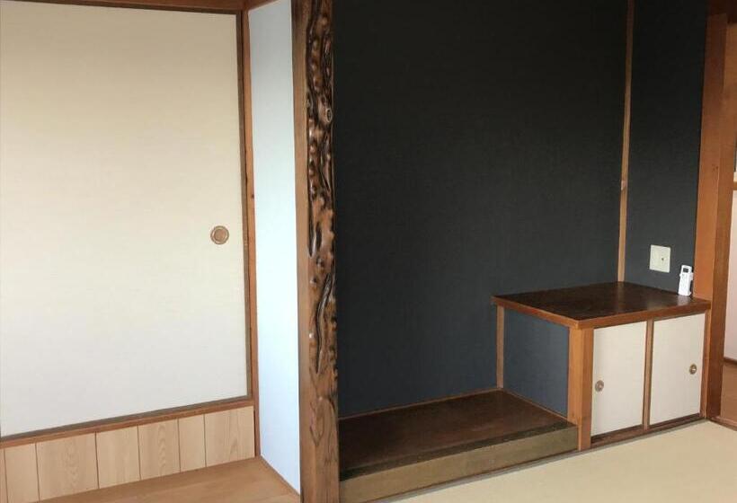 חדר אקונומי לשלושה, 蒼 Aoi