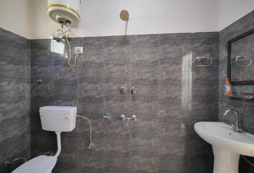 اتاق اکونومی, Breathe Inn