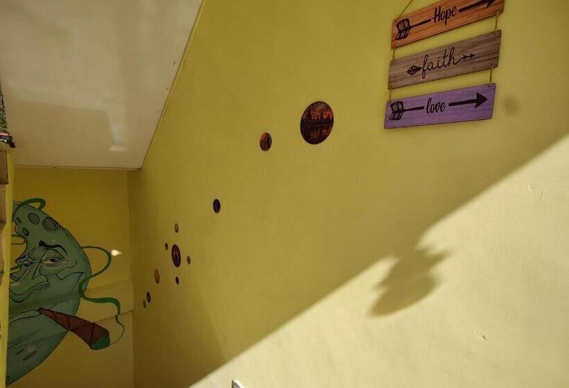 اتاق اکونومی, Breathe Inn