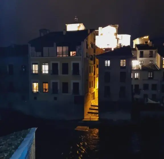 اتاق لوکس, Hostal La Rúa