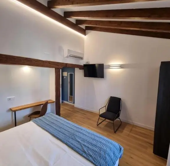 اتاق لوکس, Hostal La Rúa