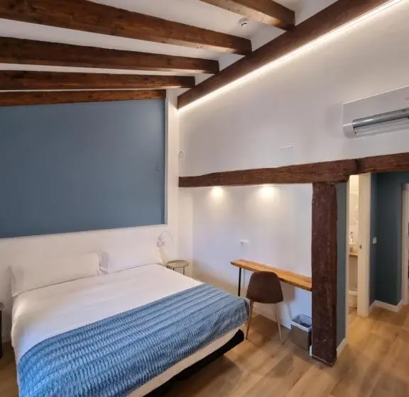 اتاق لوکس, Hostal La Rúa