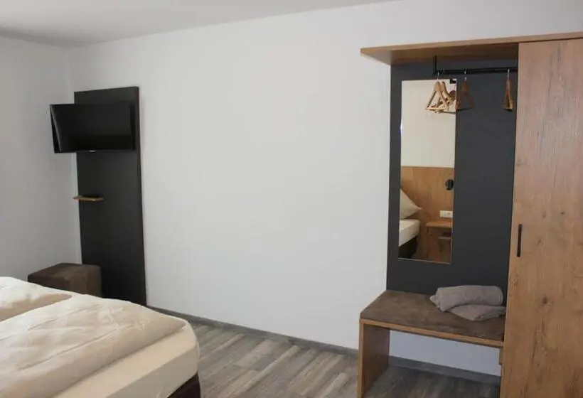 Quarto Familiar Deluxe, Mesnerwirt