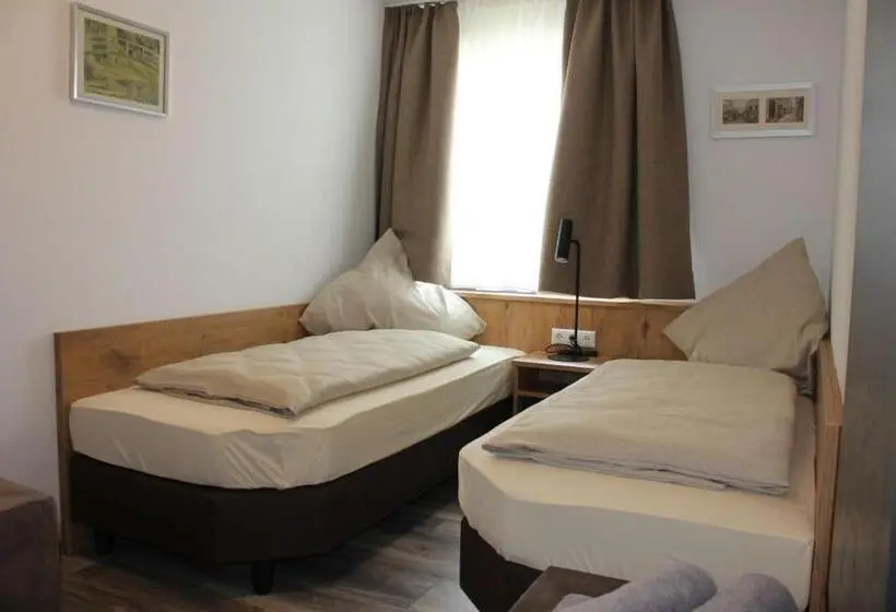 Quarto Familiar Deluxe, Mesnerwirt