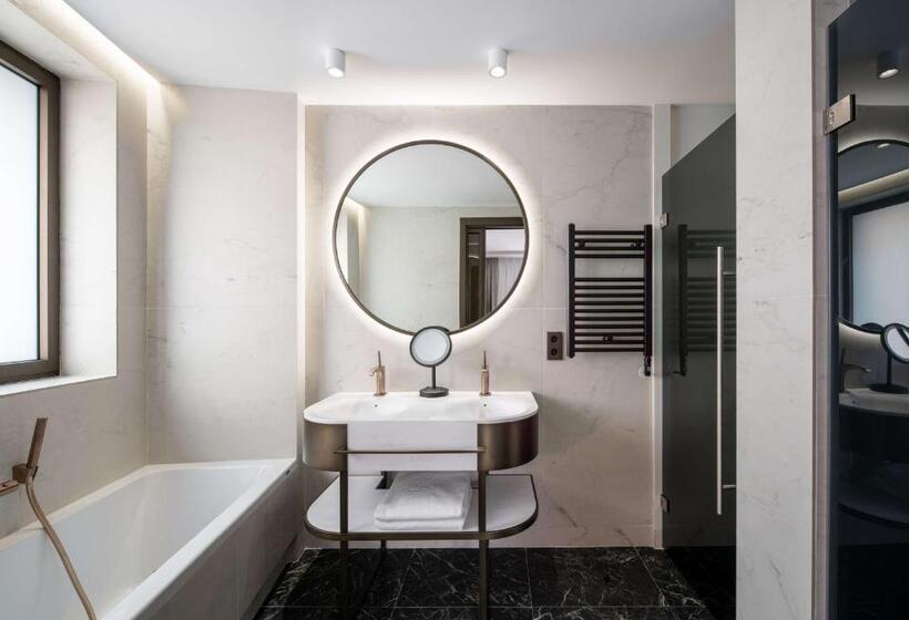 سوئیت جونیور با ماساژ آبی, Radisson Collection Hotel, Magdalena Plaza Sevilla